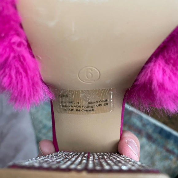 Cape Robbin Pink Fuzzy Sandal - Picture 4 of 4